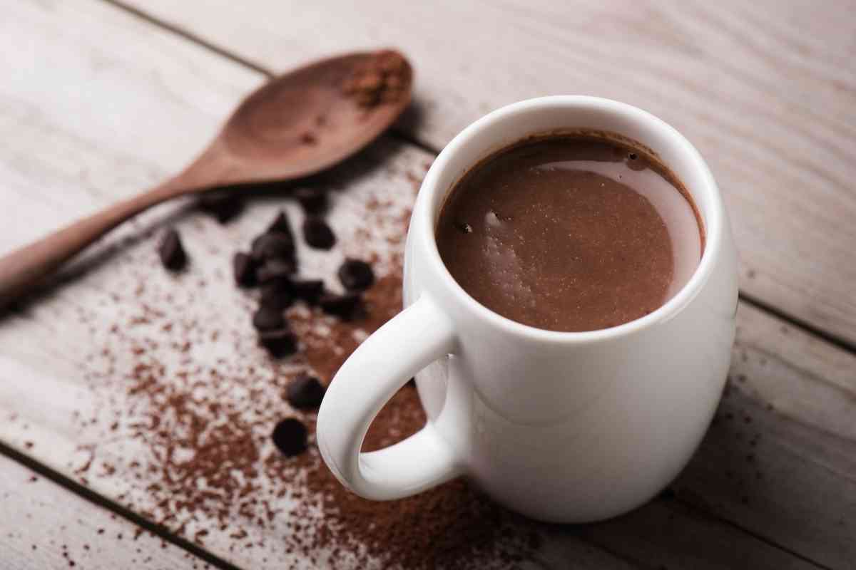 How To Keep Hot Chocolate Warm Outside (4 Easy Tactics)